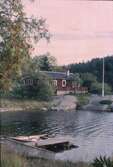 Hällen. Nämnt 1714. Då Vretfors sålde Lemshaga 1897 fick han bo på Hällen till sin död 1911. Sedan blev det lantarbetarboställe. Numera disponerar Tjänstemannaklubben vid fabriken Hällen och har uppfört flera fritidsstugor. /Noterat av Torsten Rolf 1964.