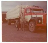 Tunnbindare Knut Håkansson med sonen Roland framför en lastbil lastad med smördrittlar.