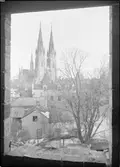 Vy från en fönsterglugg mot Uppsala domkyrka 1937