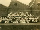 Gruppbild över ca 120 anställda på Linnefabriken i Alingsås.
Från vänster andra raden nummer 6: Ludvig Andersson.