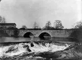Bild tagen på den nya bron vid Källafors kvarn. Kvarnen hörde till Torps egendom i Bälinge.
