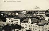 Växjö, Utsikt mot nordväst från kyrktornet, ca 1912. Närmast i bild kvarteret Lyktan med postkontor m.m. I bakgrunden tornar dåv. seminariet (nuvarande Ringsbergsskolan) upp sig till vänster, följt av skorstenarna på Kristinebergs bryggeri och vattentornet.