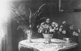 Blommor i vaser på ett bord.