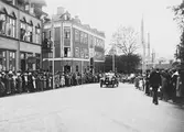 Kung Gustav V:s besök i Borås 1924. Ett ekipage med bilar passerar Central Hotell.