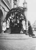 Kung Gustav V:s besök i Borås 1924. Kungen går nedför den utsmyckade rådhustrappan.