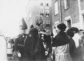 Kung Gustav V:s besök i Borås 1924. I samtal med två kvinnor.