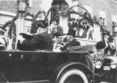 Kung Gustav V:s besök i Borås 1924. Ett ekipage med bilar är redo för avfärd.
