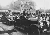Kung Gustav V:s besök i Borås 1924. Ett ekipage med bilar är redo för avfärd.
