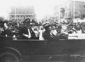 Kung Gustav V:s besök i Borås 1924. Ett ekipage med bilar är redo för avfärd.