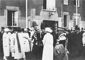 Kung Gustav V:s besök i Borås 1924. Älvsborgs regementes 300-års jubileum. Kungen hälsar på en dam.