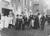 Kung Gustav V:s besök i Borås 1924. Älvsborgs regementes 300-års jubileum. Kungen samtalar med en dam.
