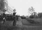 Kung Gustav V:s besök i Borås 1924. Folksamling vid Älvsborgs regementes 300-års jubileum. Kungen hälsar soldaterna med honnör.