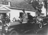 Kung Gustav V:s besök i Borås 1924. Kungen gör sig redo för avfärd med bil.