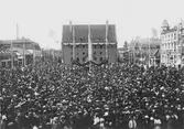 Kung Gustav V:s besök i Borås 1924. Folksamling framför Handelsbanken, Stora Torget.