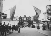 Kung Gustav V:s besök i Borås 1924. Folksamling vid Stora Brogatan. Västerbro utsmyckad med äreport och kungakrona.