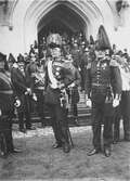 Kung Gustav V:s besök i Borås 1924. Älvsborgs regementes 300-års jubileum. Kungen med soldater vid entrén.