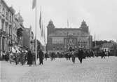 Kung Gustav V:s besök i Borås 1924. Stora Torget och Rådhuset. Framför syns Obelisken utsmyckad med girlanger.