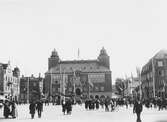 Kung Gustav V:s besök i Borås 1924. Stora torget med rådhuset och en utsmyckad Obelisk.