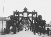 Kung Gustav V:s besök i Borås 1924. Västerbro utsmyckad med äreport och kungakrona.