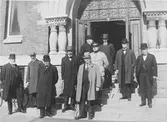 En grupp herrar (lärare?) vid entrén till Allmänna Läroverket (Bäckängsgymnasiet).