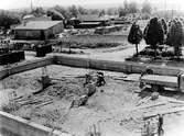 Electro-Helios. Utbyggnaden 1946-1947. Byggnadsarbetare jobbar med grunden.