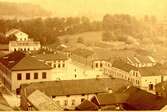 Vy från Caroli kyrktorn över f.d. Lilla Torget med gamla rådhuset t.v. och teatern i bakgrunden år 1880.