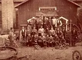 Arbetare vid Borås Mekaniska Verkstad år 1882.