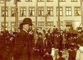 Grundstensinvigning av Wesleykyrkan i på Lugnet i Borås den 24 aug. år 1902. I mitten av bilden syns August Berg. Byggmästare var C.A. Hallén (Göteborg) och arkitekt H. Hedlund (Göteborg).