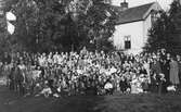 Wesleykyrkans och Hagakapellets söndagsskolor vid en sommarfest på Sjöbo år 1934.