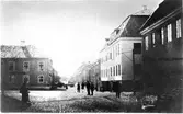 Kungsgatan före stadsbranden 1863, bilden tagen mot söder. Det vita huset till höger är det då ca hundraåriga Bruniuska huset, uppfört på 1760-talet. Släkten Brunius stammade från en dansk köpman Brune, varifrån en släktgren kom till Varberg på Karl XII:s tid. Till Bruniuska huset hörde ett lusthus med omgivande plantering. Efter branden lades ett tak på gårdens återstående grundmurar. Byggnaden kom sedan att kallas 