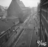 Reparationsarbeten vid Östra kulverten, Västerlånggatan 19. Oktober 1946.
Handelsbanken och teatern i bild vid korsningen Västerlånggatan x Torggatan.