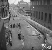 Reparationsarbeten vid Östra kulverten, Västerlånggatan 19. Oktober 1946. Till höger i bild syns baksidan av Handelsbanken.