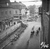 Reparationsarbeten vid Östra kulverten, Västerlånggatan 19. Oktober 1946.
I bakgrunden syns teaterbron och teatern. Polyfoto och Nyqvists är två av butikerna som vid denna tid låg i korsningen Västerlånggatan x Lilla Brogatan.