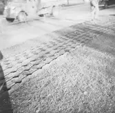 En rabatt vid Nybron förbereds för plantering av växter.