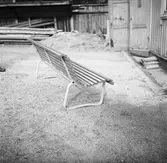 Parkbänkar av olika modell.