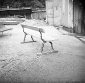 Parkbänkar av olika modell.