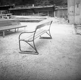 Parkbänkar av olika modell.