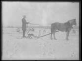 Nils Emanuelsson på sparkstötting med häst, 1926.