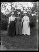 Tre okända kvinnor i hattar