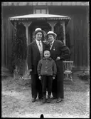 Källstedt och Edlund utklädda i manskläder