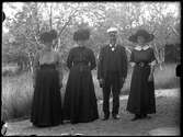 Johan Ludvig Olsson med tre damer i hatt