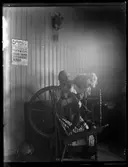 Olivia Olsson Vikander vid spinnrocken