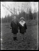 Elsa och Eva Engvall i nya kappor