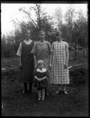 Emilia Engvall med dottern Elsa och pigorna Rut och Ingrid