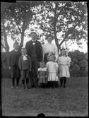 Familjen Karl August och Johanna Charlotta Andersson med barnen