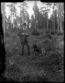 Jägare med gevär och jakthund