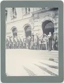 Gunnar Wennerberg utanför stationshuset vid ankomsten till vårfesten, Uppsala 1901