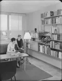 UPPSTÄLLNING MED MÖBL.INTERIÖR (MATS-FRU KANT) BOKREKLAM
INT.