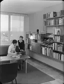 UPPSTÄLLNING MED MÖBL.INTERIÖR (MATS-FRU KANT) BOKREKLAM
INT.