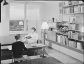 UPPSTÄLLNING MED MÖBL.INTERIÖR (MATS-FRU KANT) BOKREKLAM
INT.